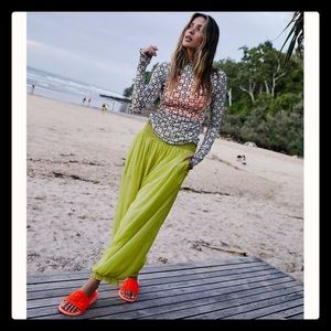 ❤️Free People Sashay My Way Solid Pants
Small